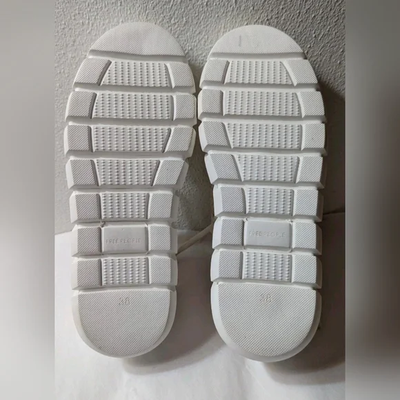 Free People Sneakers Shoes Catch Me If You Can Crochet Flower Women's Sz 7.5 NEW - Picture 10 of 12